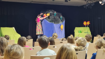 Figurentheater: Die Raupe Nimmersatt - Lutkovna predstava: Lačna gosenica