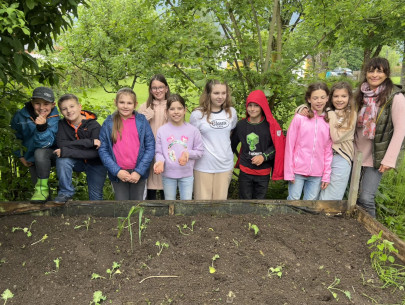 Arbeit im Schulgarten 4.Kl. Mai 2023 (4)